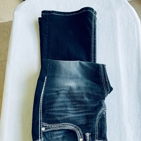 DAYTRIP Authentic Leo Bootcut Jeans - Picture 11 of 15